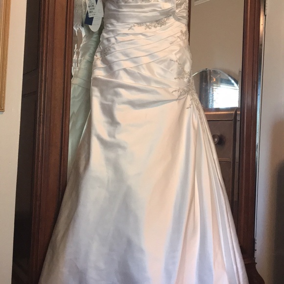 Alfred Angelo NWT Wedding Dress - Picture 6 of 16